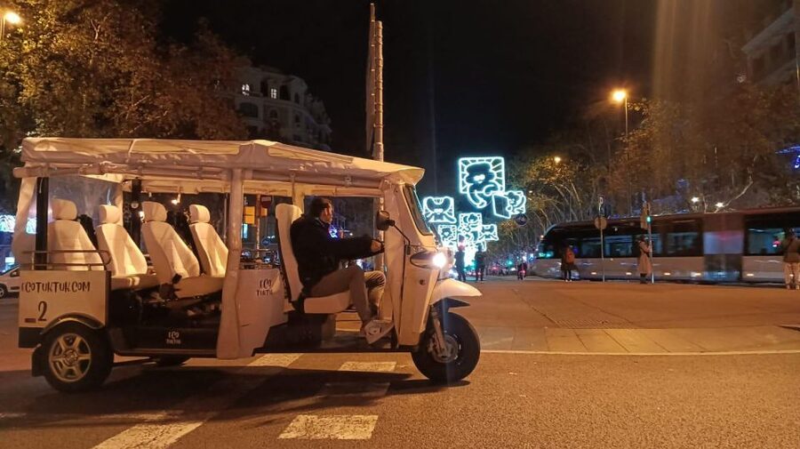 Barcelona: Private Christmas Lights Tour by Eco Tuk Tuk - The guide makes the difference