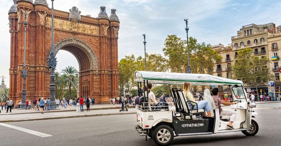 Barcelona: Private City Tour by Eco Tuk Tuk - Arc de Triomf and Ciutadella Park