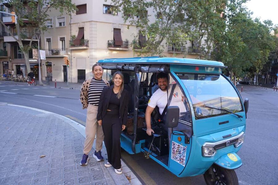 Barcelona: Tour by electric tuk tuk - Arc de Triomf and La Monumental