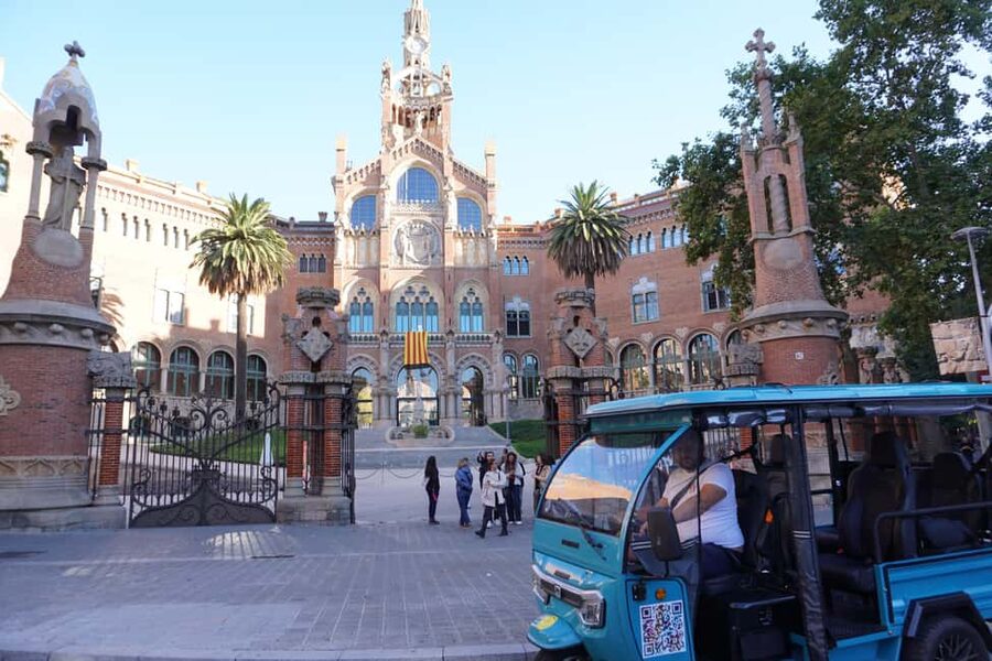 Barcelona: Tour by electric tuk tuk - Sagrada Familia from the street