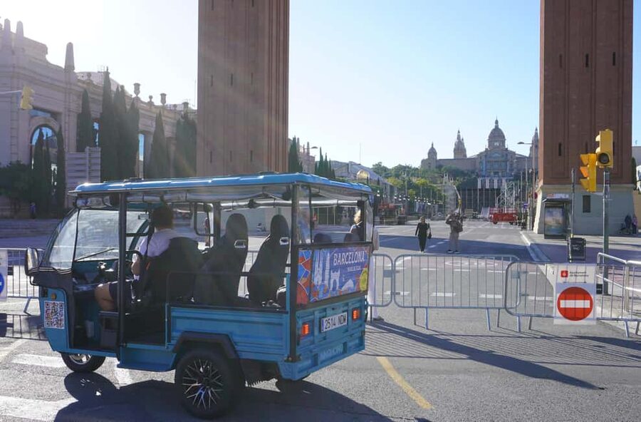 Barcelona: Tour by electric tuk tuk - Casa Batlló and Gaudí’s colorful style