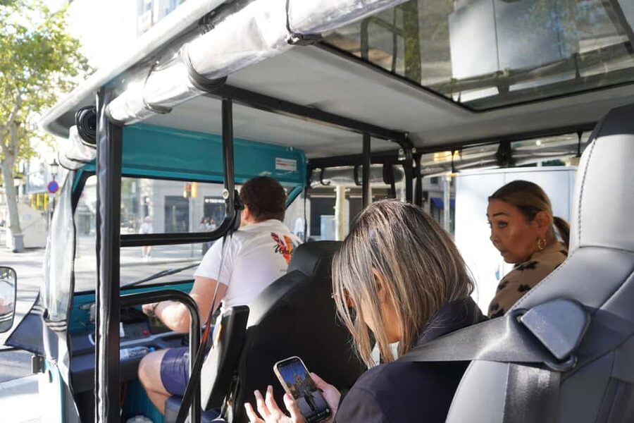 Barcelona: Tour by electric tuk tuk - Rambla de Catalunya and the return route