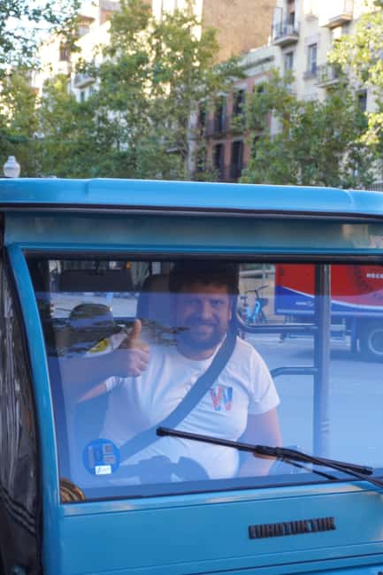 Barcelona: Tour by electric tuk tuk - What the guide adds
