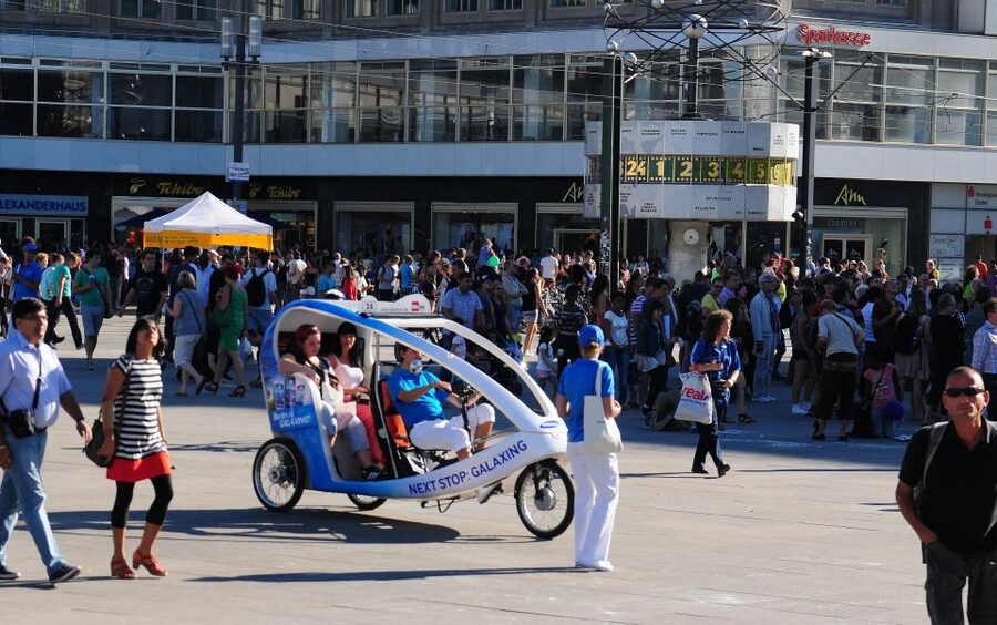 Berlin: Private Guided E-Rickshaw Tour - Unter den Linden and the old royal center