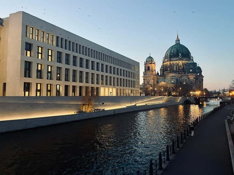 Berlin: Private Sightseeing Tour in an E-Rickshaw - Humboldt Forum and Museum Island
