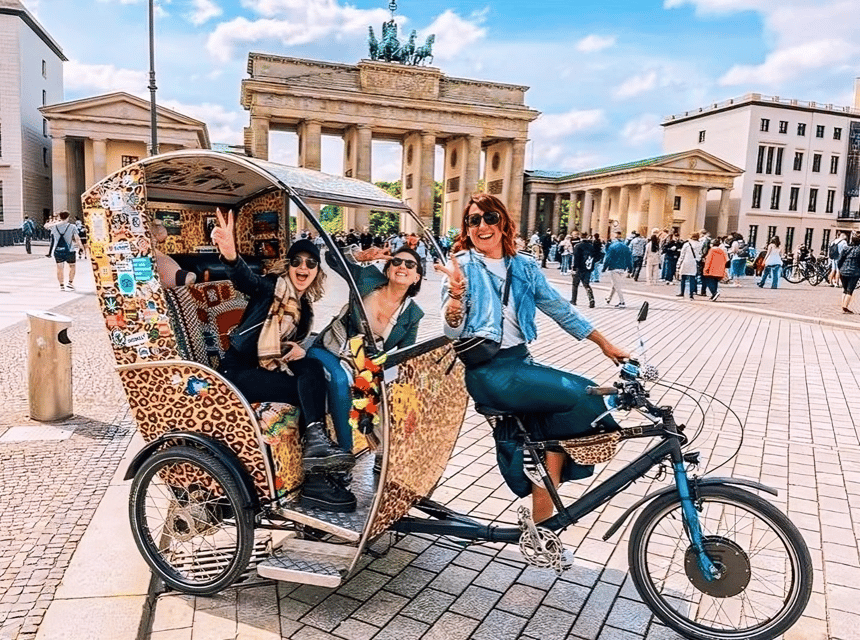 Berlin Rickshaw Tour -2 hours & hotel pickup - groups up to 16 people - The photographer changes the pace