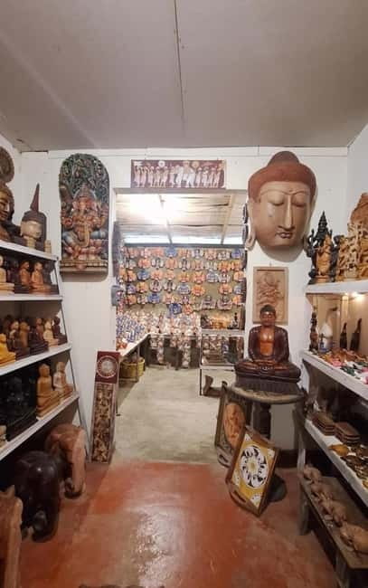 Best Private Kandy City Tour by Tuk Tuk with Local Guide - Lunch advice and the value of local help
