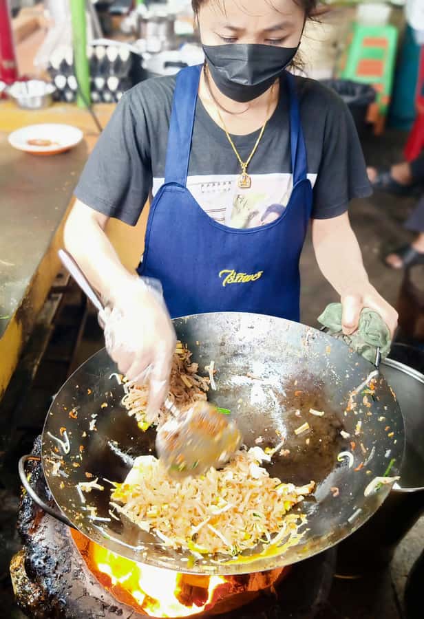 BKK’s Ultimate Food & Canal Tour "Tuk-Tuk Temples & Tastes" - The tuk-tuk ride into Talat Phlu