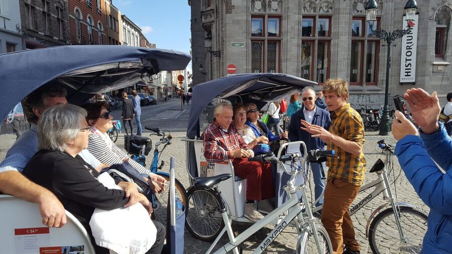 Bruges: Guided Rickshaw Tour - Meeting at Market Square