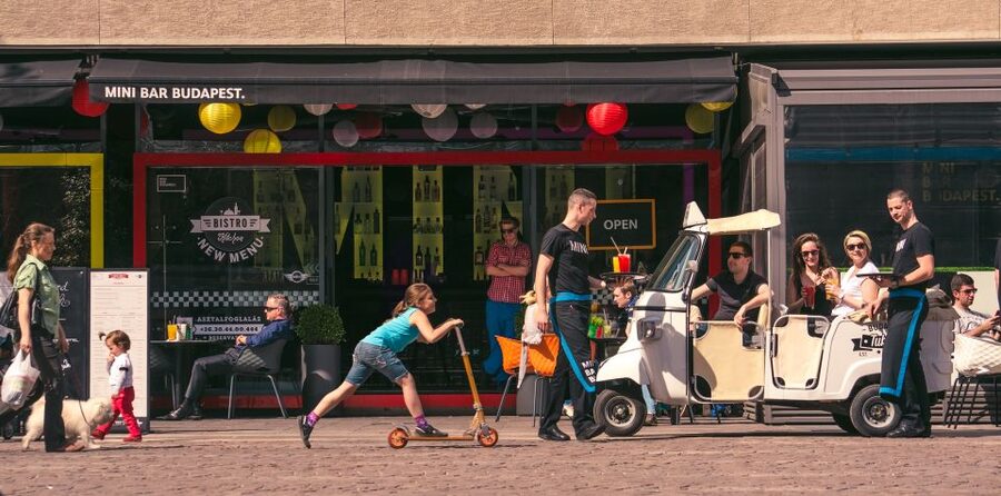 Budapest: Private City Tuk-Tuk Tour & Boat Cruise - Gellért Baths, Liberty Bridge, and the Central Market Hall