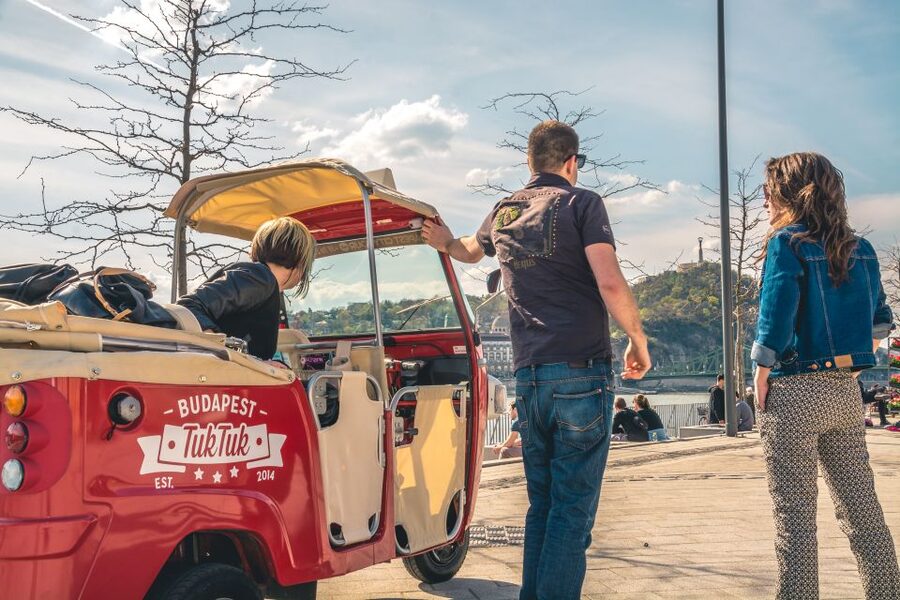 Budapest: Scenic Tuk Tuk Tour - Starting downtown and heading for Gellért Hill