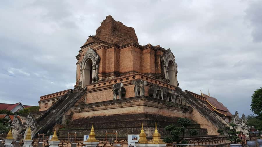 Chiang Mai Light: Tuk Tuk Night Tour with Temples & Markets - Wat Phra Singh and Wat Lok Moli