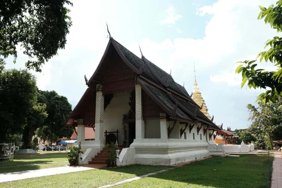 Chiang Mai Light: Tuk Tuk Night Tour with Temples & Markets - Chiang Mai Gate Market and the evening food scene