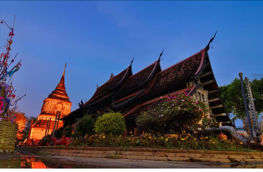 Chiang Mai Light: Tuk Tuk Night Tour with Temples & Markets - Who should book this evening tour?