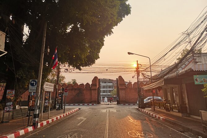 Chiang Mai Private Tuk Tuk Tour Half Day Old City Adventure - Choosing between Mueang Mai and Warorot Market