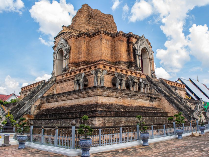Chiang Mai: Private Tuk Tuk Tour of City Temples With Pickup - What the guide adds to the experience