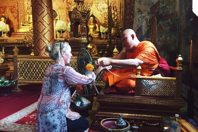 Chiang Mai Temples and Market Tuk Tuk Night Tour - The guide can make or break the evening