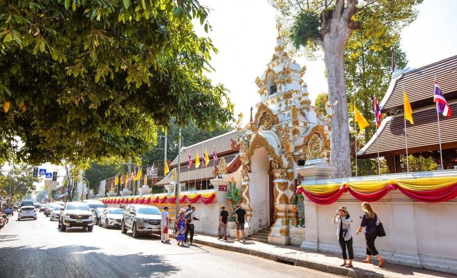Chiang Mai: Temples and Street Food Night Tour by Tuk Tuk - Mueang Mai and Warorot after dark