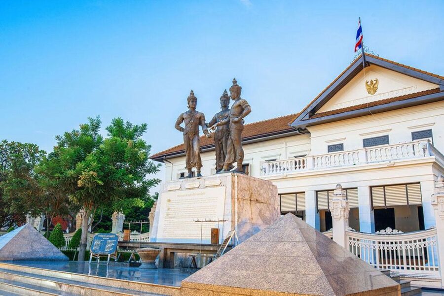 Chiang Mai: Temples and Street Food Night Tour by Tuk Tuk - Drivers, guides, and the level of explanation