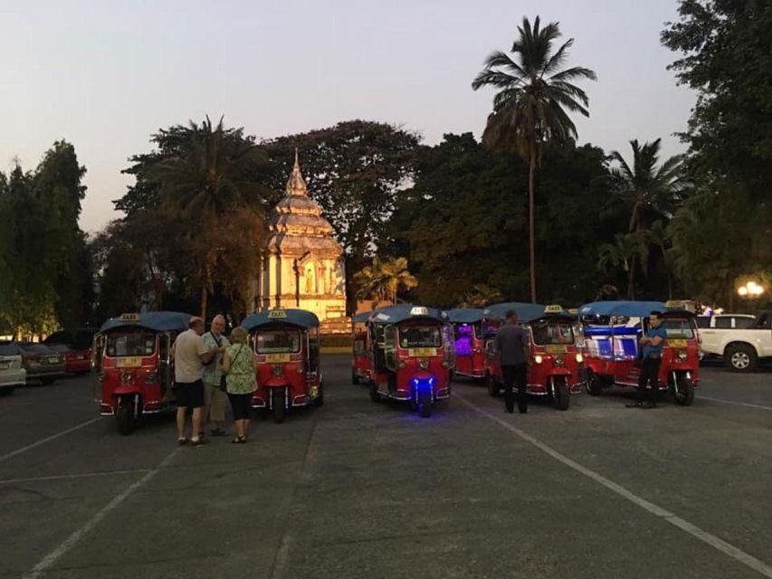 Chiang Mai: Temples and Street Food Night Tour by Tuk Tuk - Clothing, comfort, and practical limits