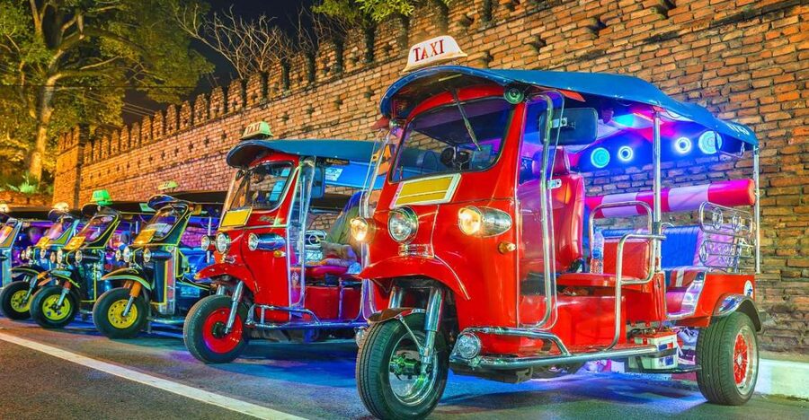Chiang Mai: Temples and Street Food Night Tour by Tuk Tuk - Wat Chedi Luang and the big stupa