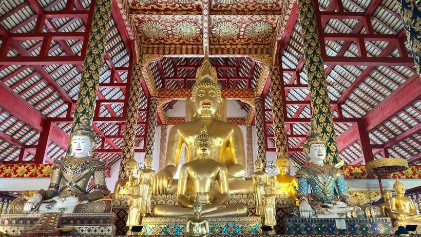 Chiang Mai: Tuk-Tuk Evening Tour with Temples & Street Foods - Chang Phuak Gate Market is the main food stop