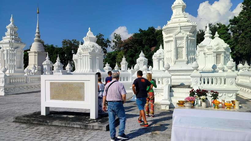 Chiang Mai: Tuk-Tuk Evening Tour with Temples & Street Foods - How the guides shape the evening