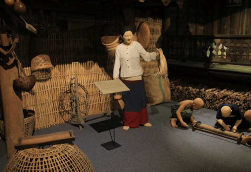 Chiang Mai Tuk Tuk: Old City Private Day Tour - Warorot Market for snacks and local shopping