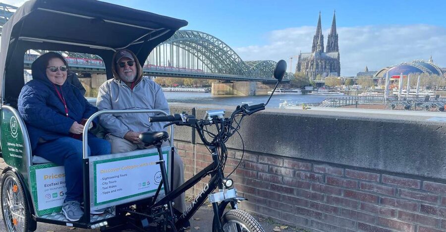 Cologne: Private Rickshaw Tour - Old Town stories at Heinzelmännchenbrunnen