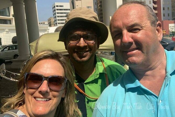 Colombo Bay Tuk Tuk City Tour - Tea, street food, and a traditional Sri Lankan meal
