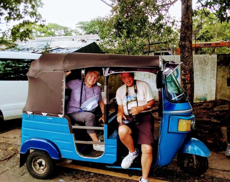 Colombo: City Tour by Tuk Tuk with Pickup - All Inclusive - Pettah Market shows Colombo at street level