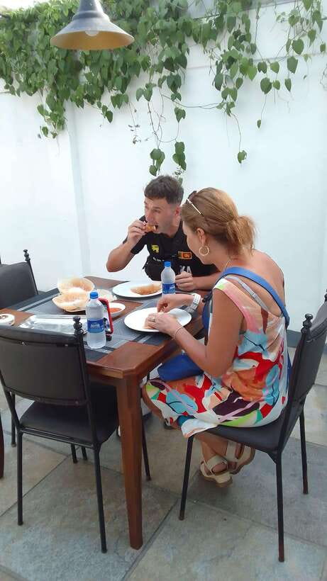 Colombo Local Food Tour by Tuk Tuk – All Inclusive - Galle Face Green and roadside snacks
