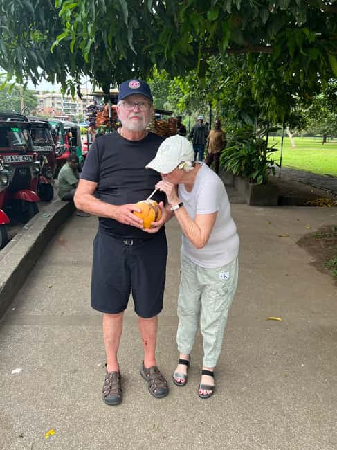 Colombo: Local Food Tour & Sightseeing by Tuk-Tuk with Meals - Ceylon coffee and tea, with a Sri Lankan angle