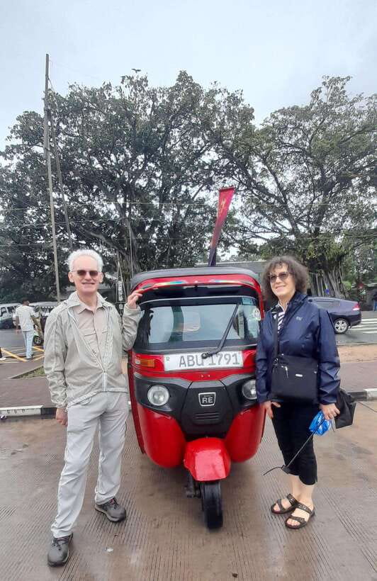 Colombo: Local Guide with Colombo City Tour by Tuk Tuk - Independence Memorial Hall and its gardens