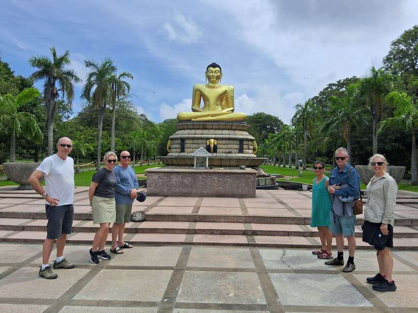 Colombo: Local Guide with Colombo City Tour by Tuk Tuk - Pettah Market as the final act