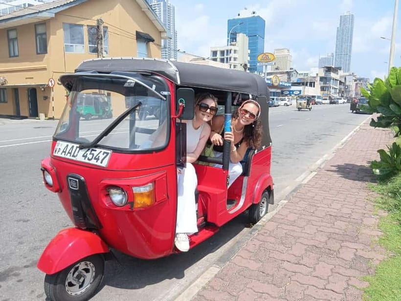 Colombo: Private City Tour with Local Food Tour by Tuk-Tuk - Galle Face Green and the first taste of Colombo