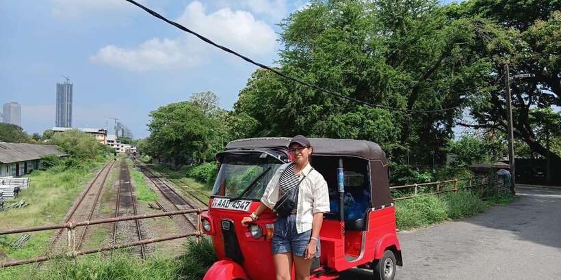 Colombo Private Guided City Tour by Tuk Tuk - All Inclusive - Independence Memorial Hall and Vihara Maha Devi Park