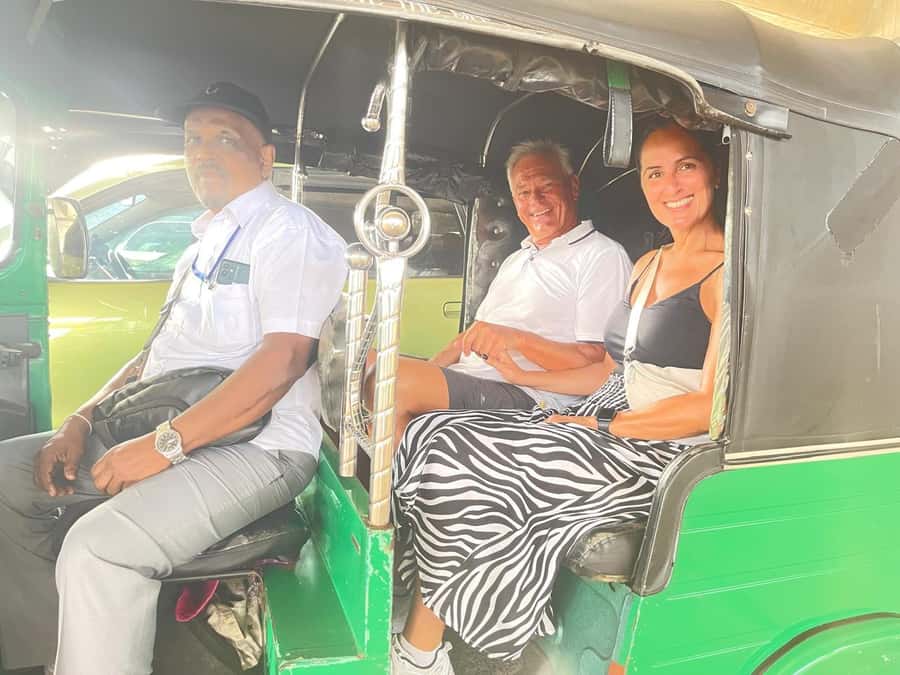 Colombo: Private Guided Tour of the City by Tuk-Tuk - Pettah Market shows the city at street level