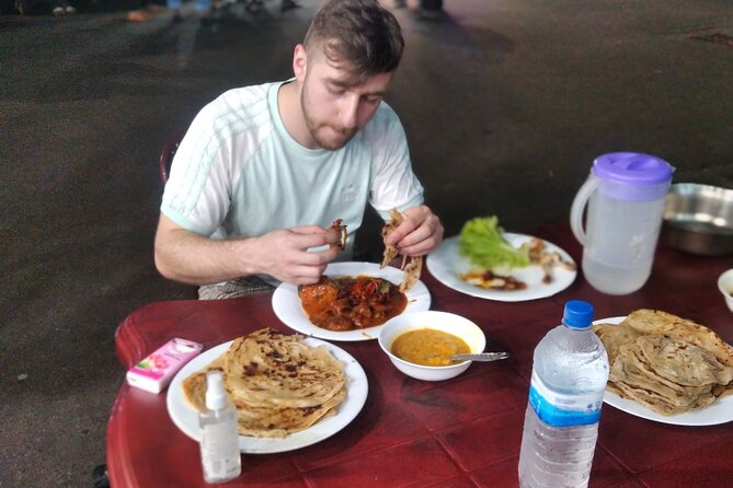 Colombo Private guideTour byTuk Tuk Morning Evening All inclusive - Gangaramaya Temple beside Beira Lake