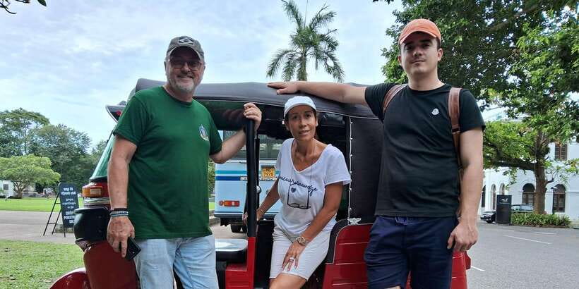 Colombo: Private Tuk-Tuk City Tour with All Entry Fees - Parks, Parliament, and the road to Independence Square