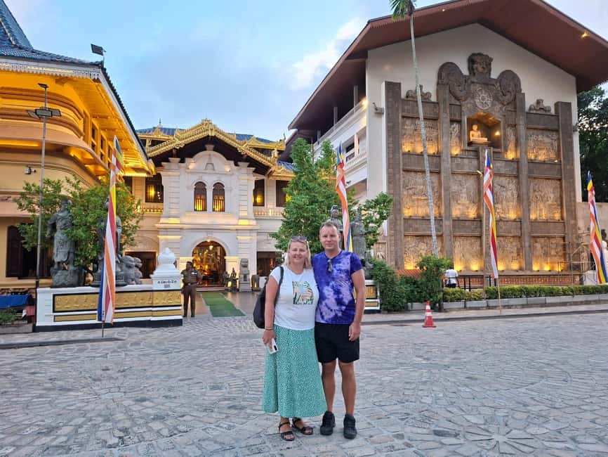 Colombo: Private Tuk-Tuk City Tour with Guide & All Tickets - Pettah Market and the Red Mosque
