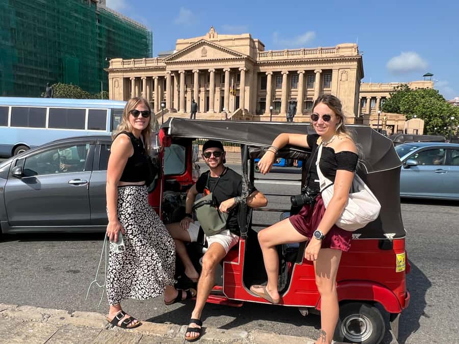 Colombo Sightseeing Tour by Tuk Tuk - All Inclusive - Gangaramaya Temple and Colombo’s Buddhist character