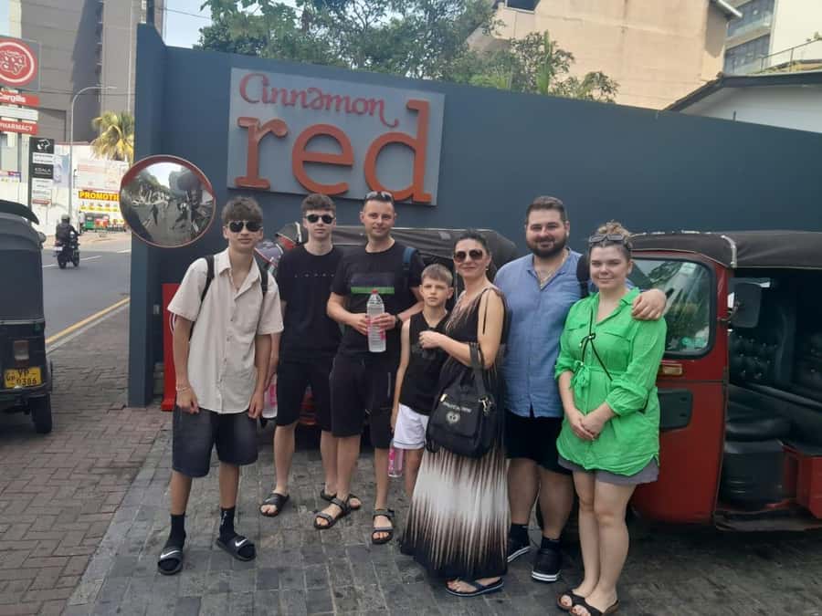 Colombo Sightseeing Tour by Tuk Tuk - All Inclusive - Pettah Market and the Floating Market