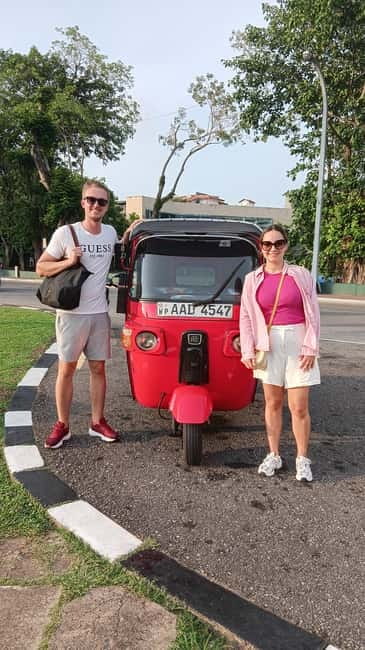 Colombo: Sightseeing Tour by Tuk Tuk Safari - All Inclusive - Pettah, the Red Mosque, and the city’s many faiths