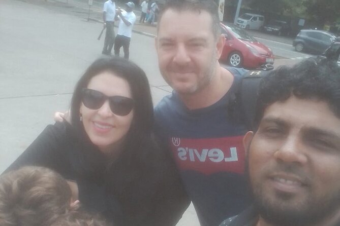 Colombo Tuk Tuk City Tour - Beira Lake and two very different Buddhist stops