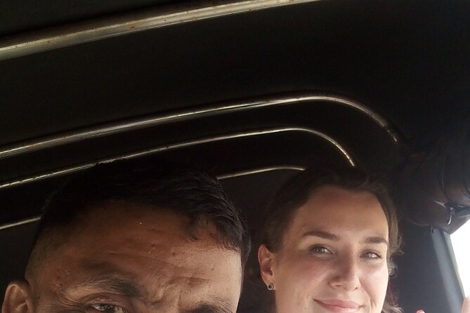 Colombo Tuk Tuk city tour with friendly Tuk driver(All inclusive) - A bright Hindu temple in the city centre