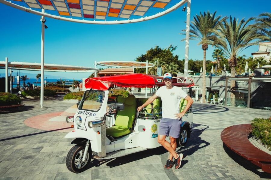 Costa Adeje: Tuk Tuk Tour - Meeting the tuk tuk at Hotel Best Jacaranda