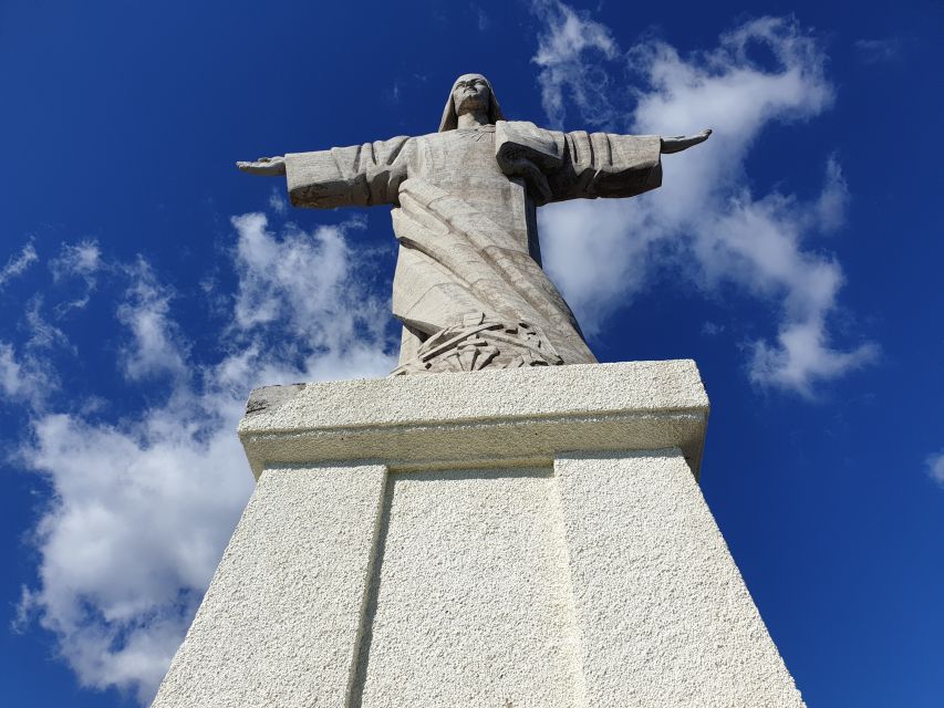 Cristo Rei & Garajau Tuk-Tuk Tour - Guide style and the little extras
