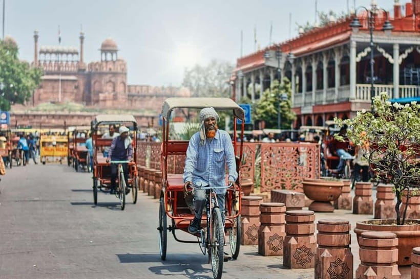 Delhi: Old Delhi Guided Tour with Rickshaw & Entry Tickets - Gurudwara Bangla Sahib and a change of mood
