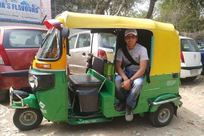 Delhi Tour with Tuk Tuk Rikshaw Experience - Bangla Sahib shows a different side of Delhi